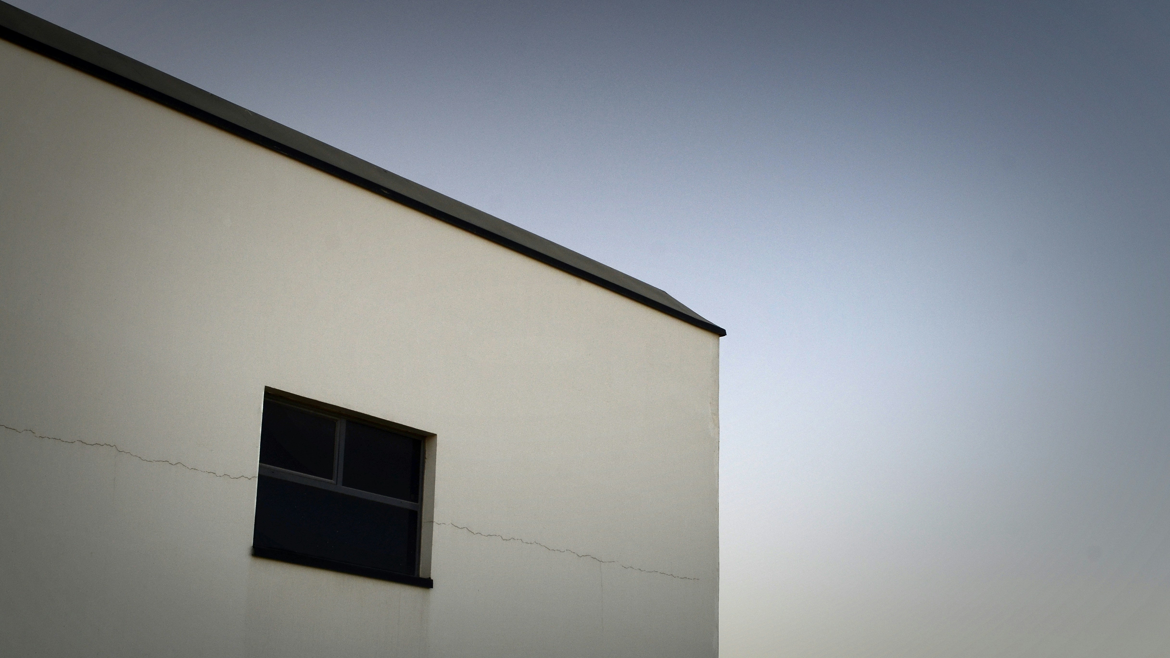 白と黒のコンクリートの建物の写真 Unsplashの無料写真