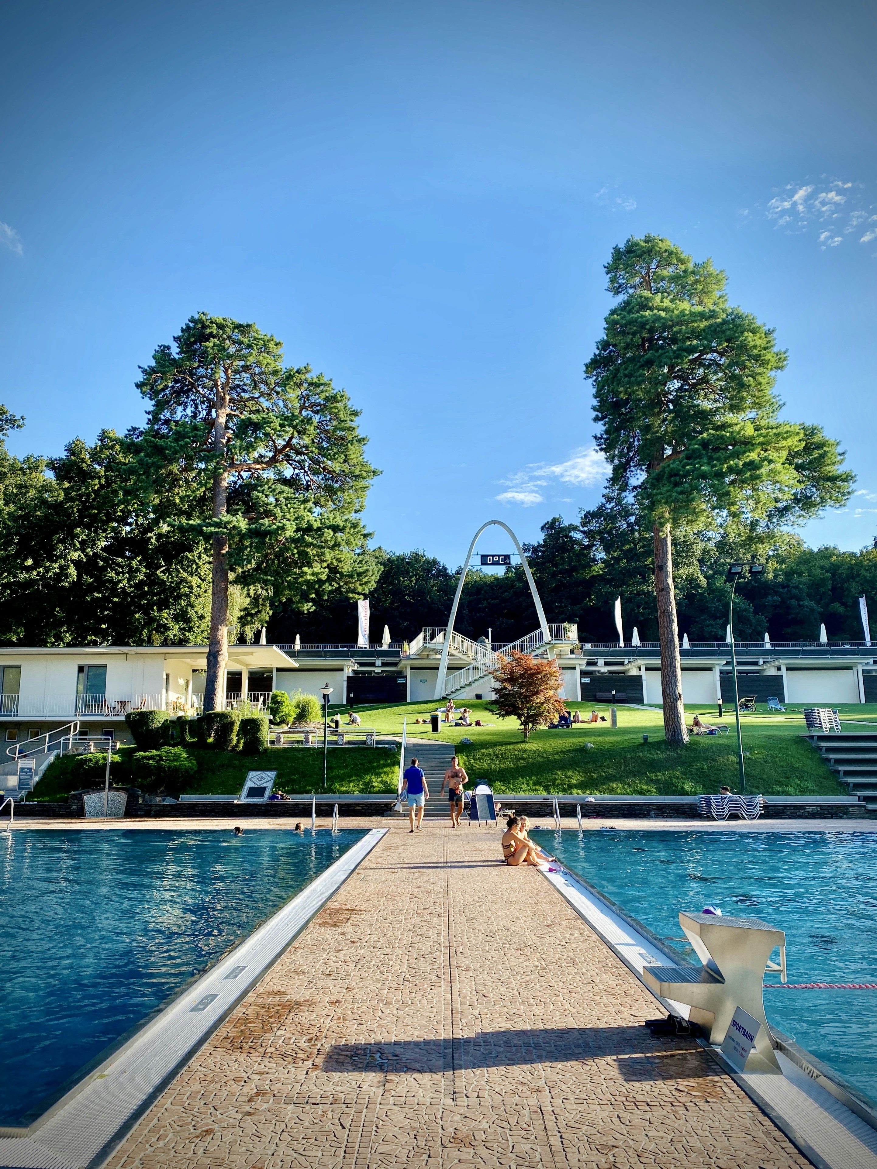 Public Pool Pictures Download Free Images On Unsplash