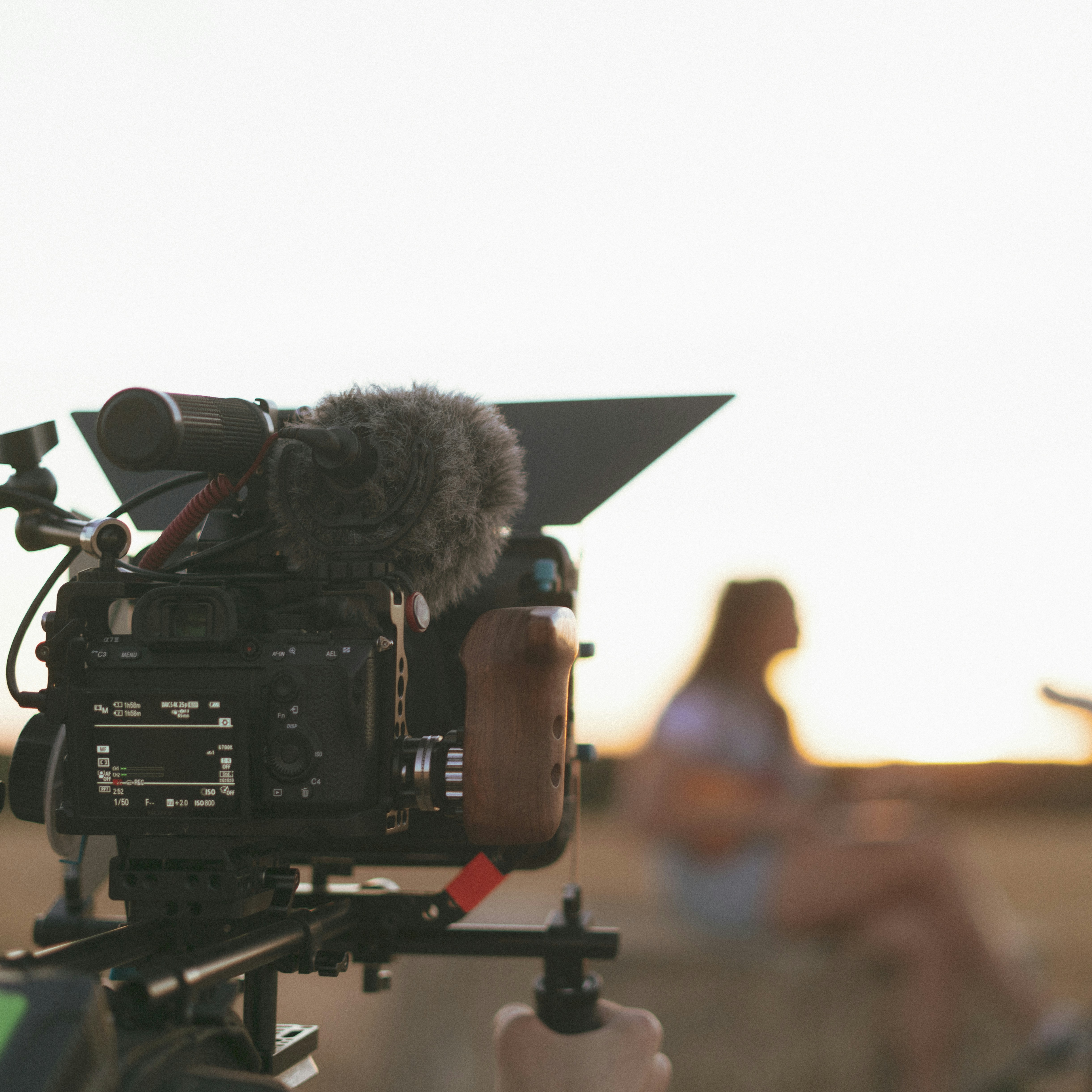 Caméra cinéma professionnelle sur stabilisateur en tournage extérieur au coucher du soleil