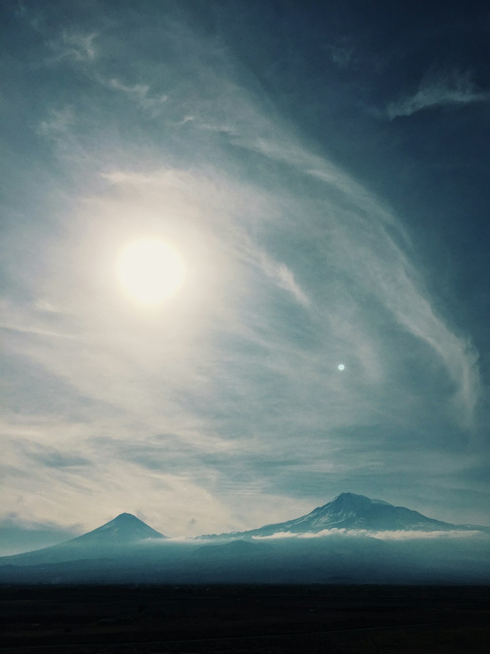 Rayos de sol sobre montañas cubiertas de nieve