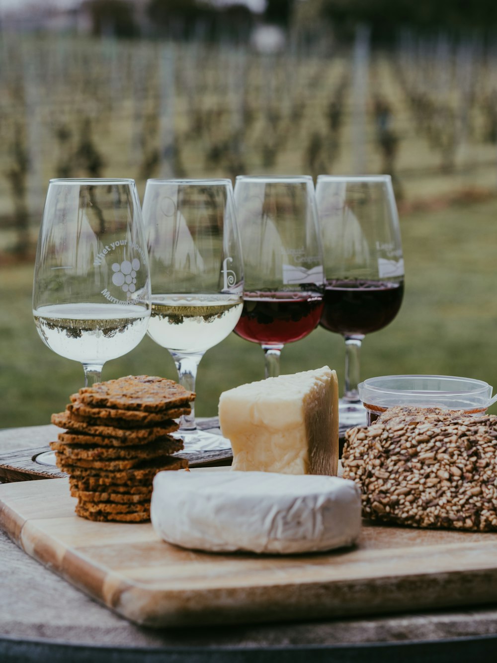 bicchiere da vino chiaro con vino rosso sul tavolo