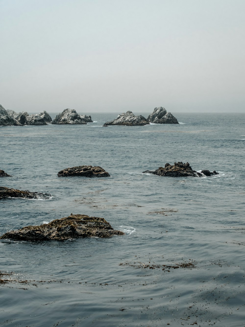 昼間の海上の茶色の岩層