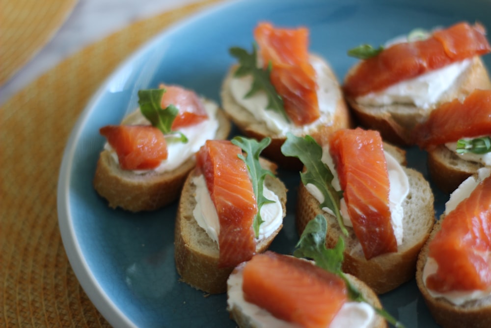 Tranches de tomate et légumes verts sur assiette en céramique bleue