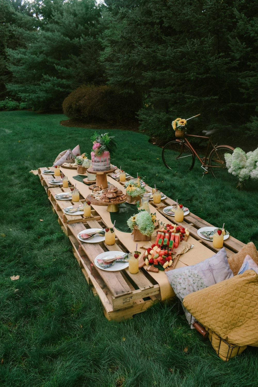 낮에는 푸른 잔디밭에 갈색 나무 피크닉 테이블