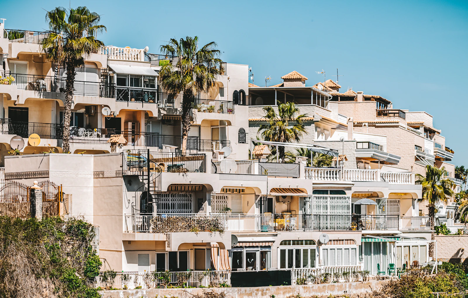 Mediterrane huizen met palmbomen in Torrevieja