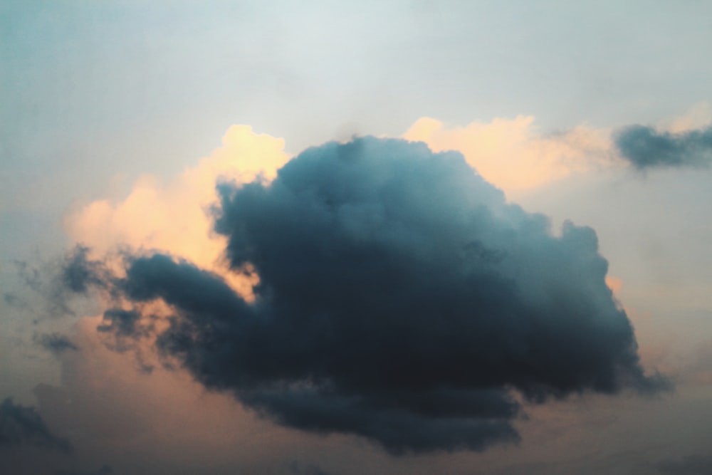 Weiße Wolken und blauer Himmel