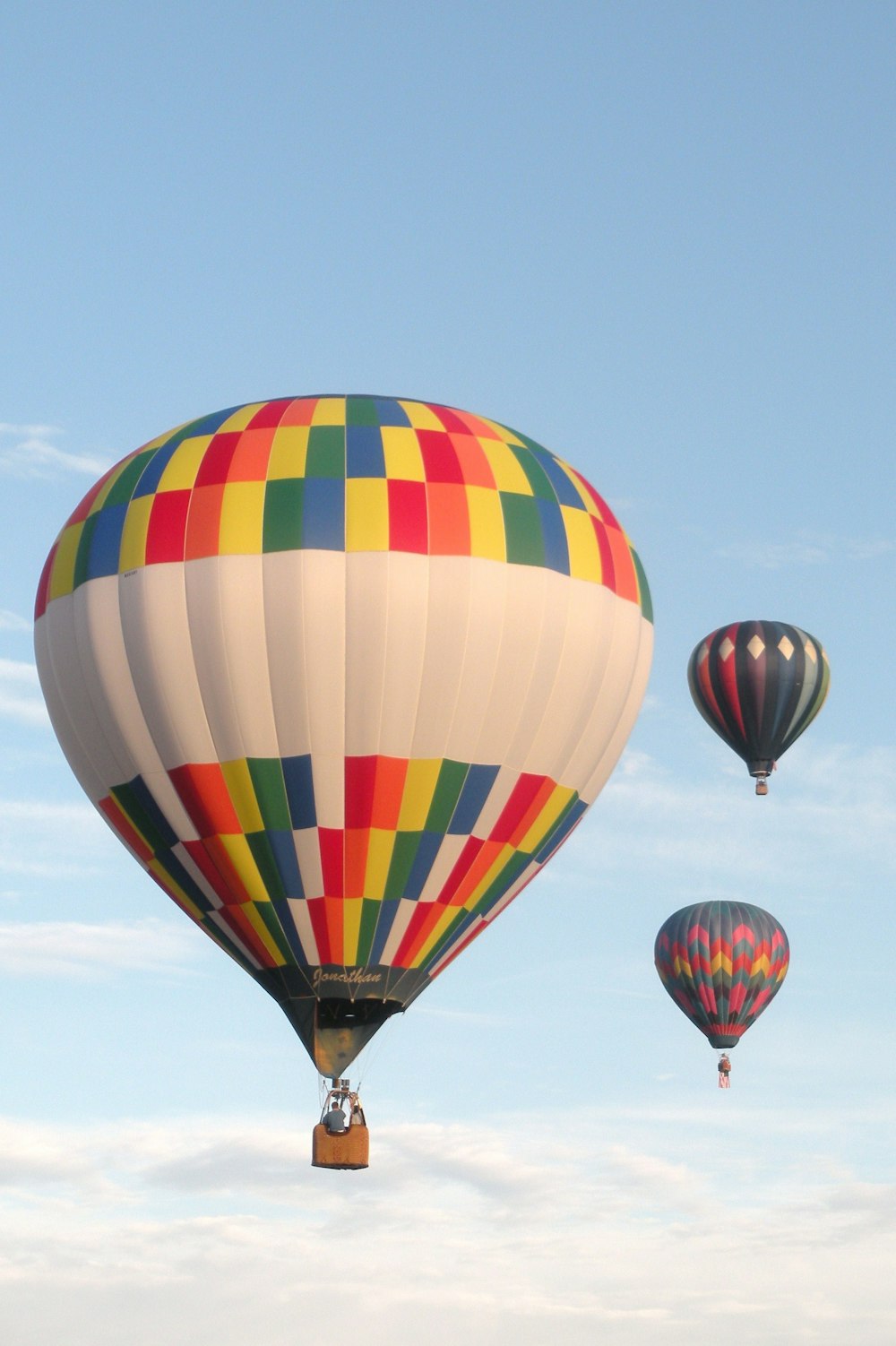 globo aerostático amarillo, azul y rojo