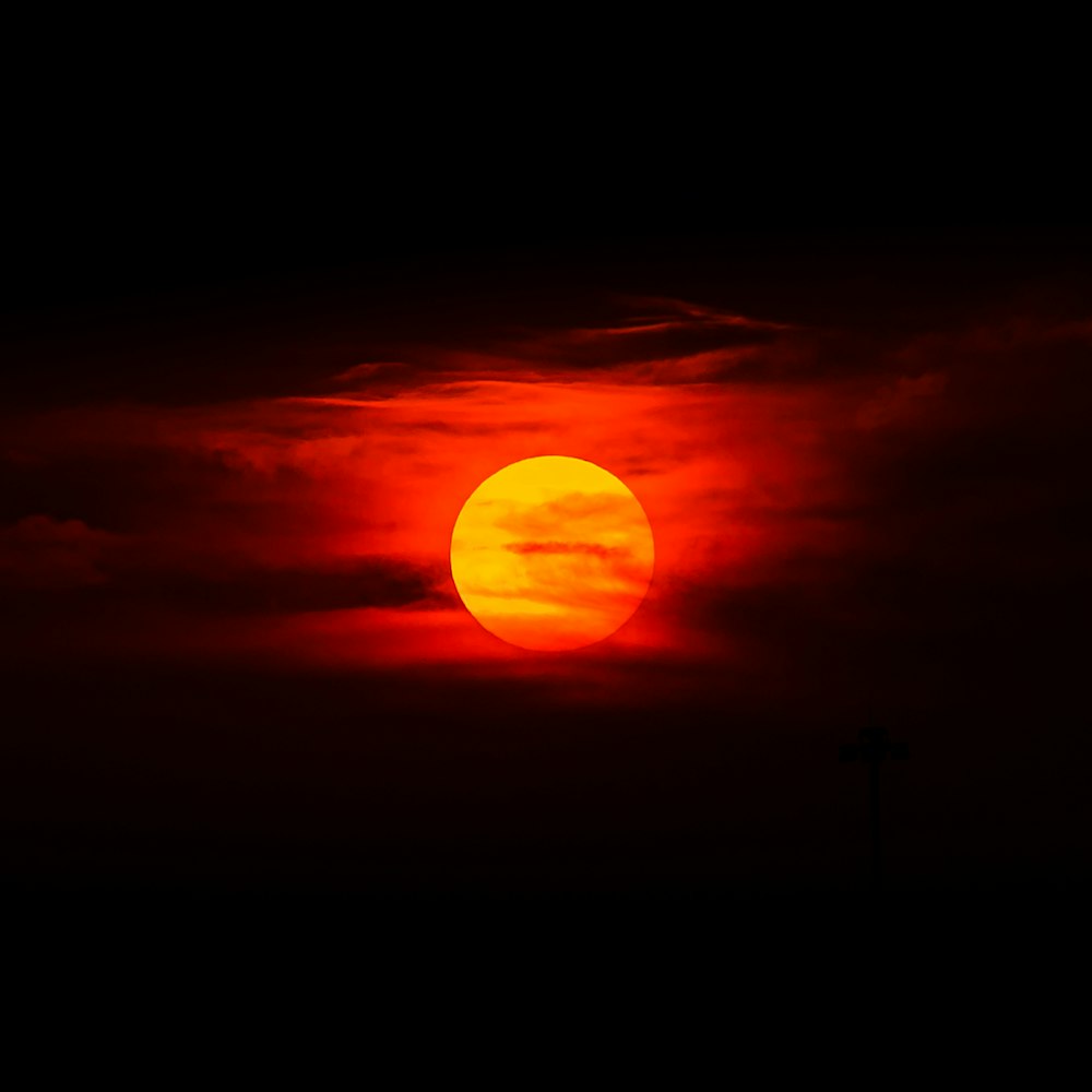 雲に沈む夕日