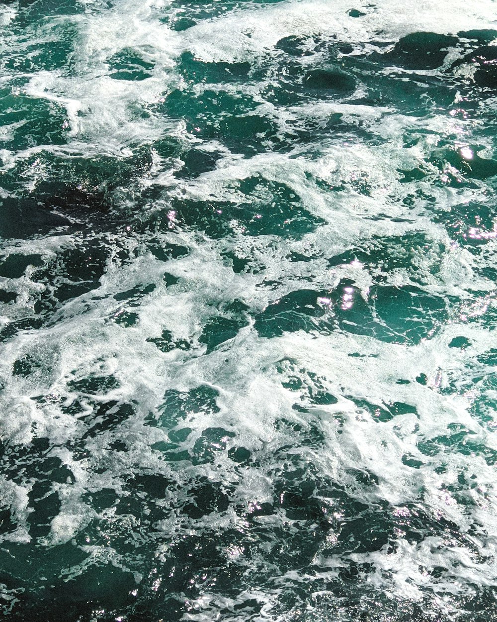 vagues d’eau sur le rivage rocheux pendant la journée