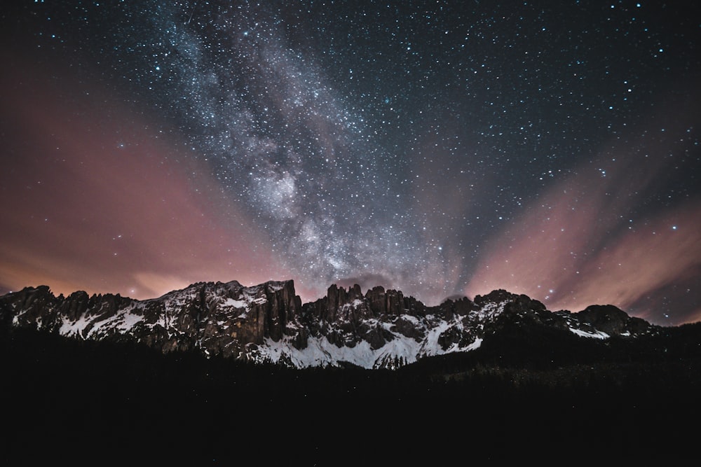 Schneebedeckter Berg unter sternenklarer Nacht