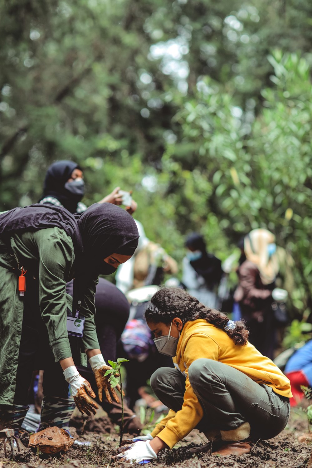 Gente con chaqueta amarilla y mochila negra