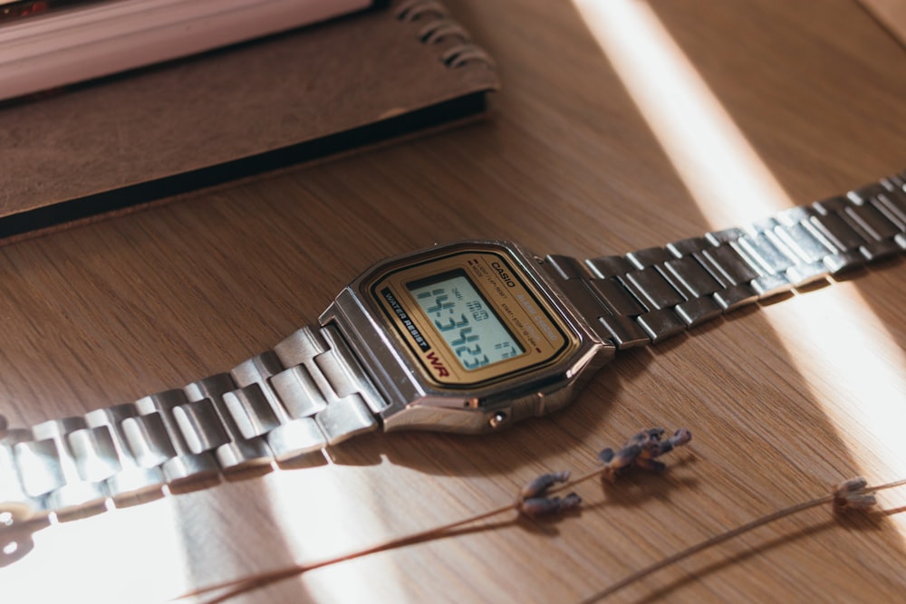 pulsera de eslabones de plata reloj digital casio dorado
