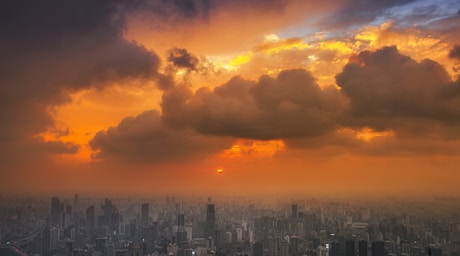 perspective and angle for photo composition,how to photograph city skyline under orange and gray cloudy sky during sunset