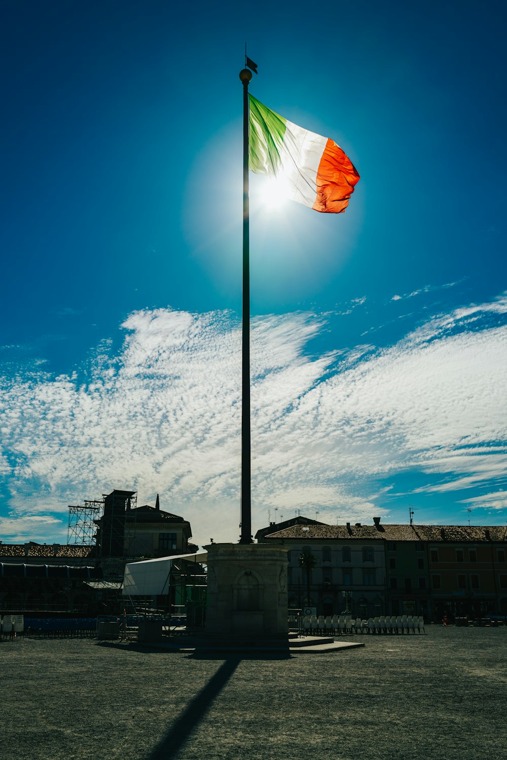 Bandera blanca y roja en el mástil durante el día