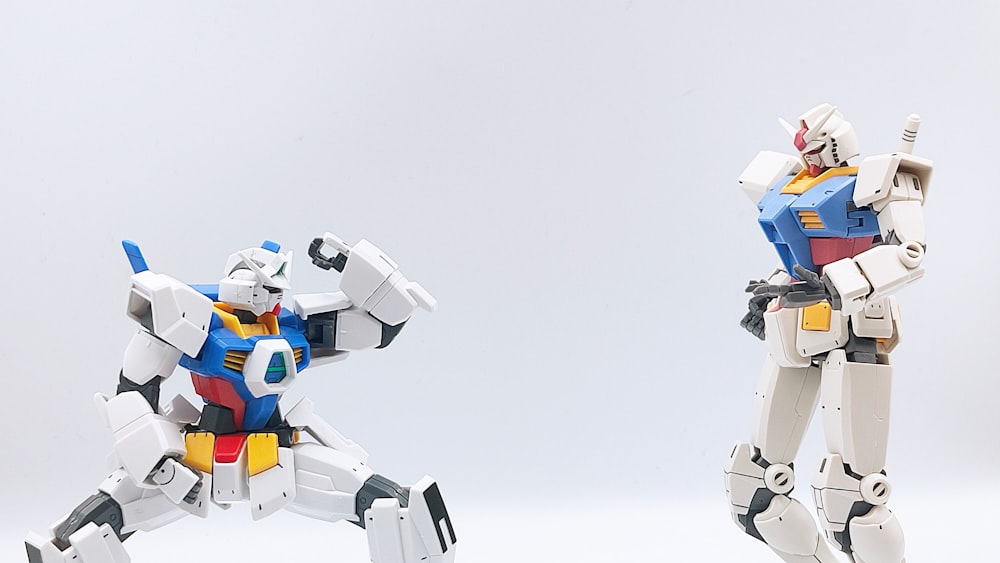 weißer blauer und roter Roboter