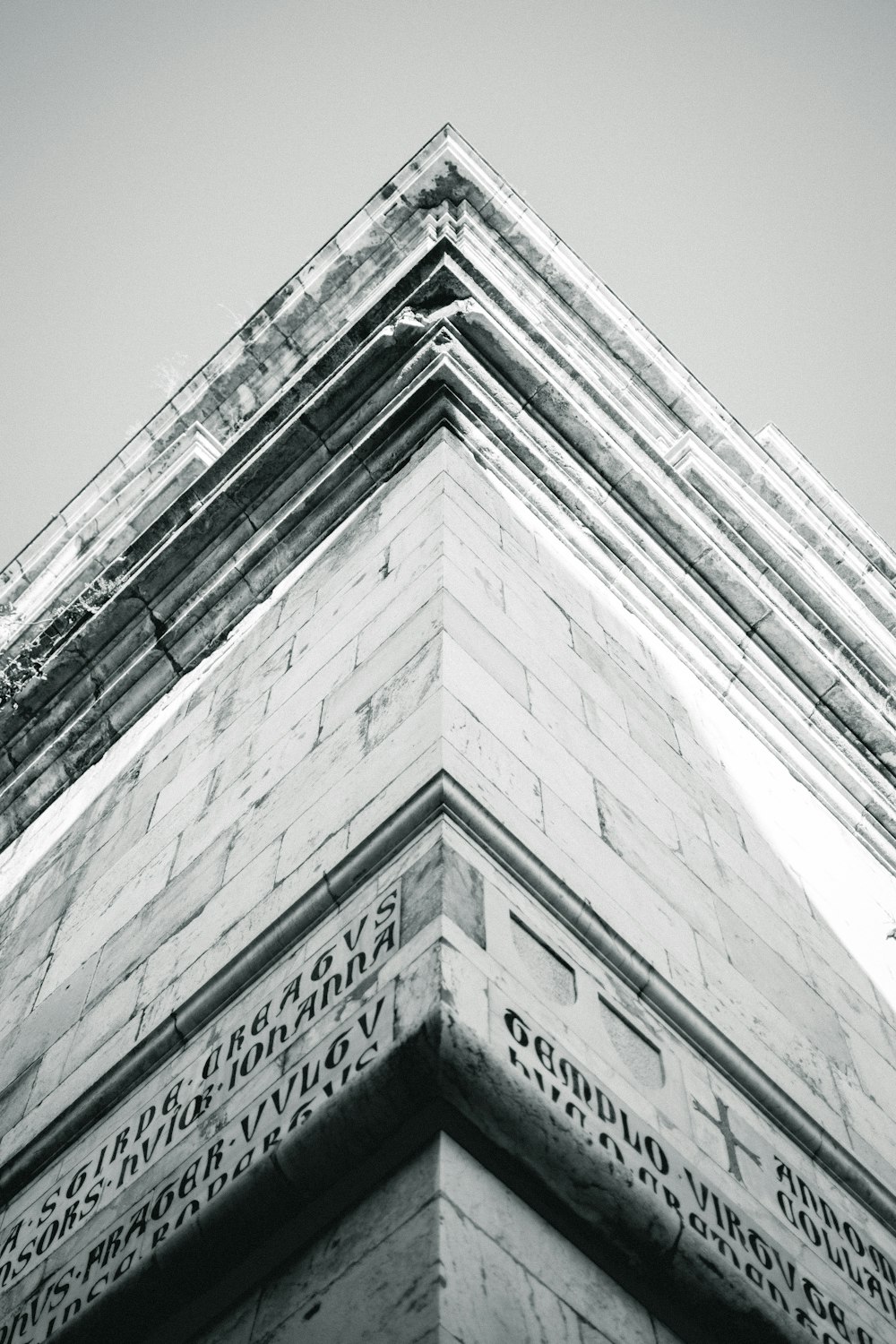 灰色のコンクリートの建物のローアングル写真