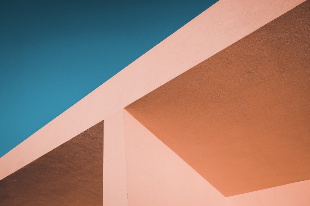 Edificio de hormigón marrón bajo el cielo azul durante el día