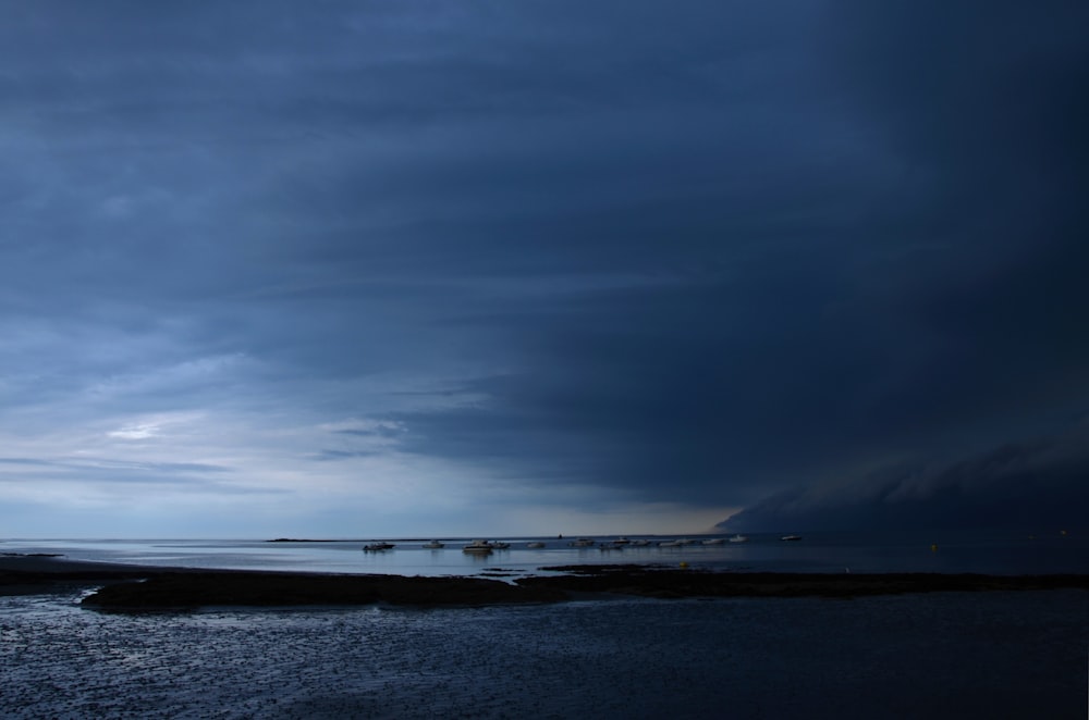 plan d’eau sous ciel nuageux pendant la journée