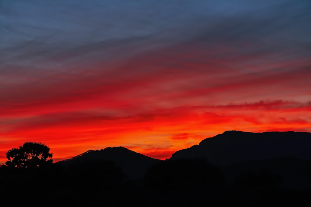 Silueta de la montaña durante la puesta del sol