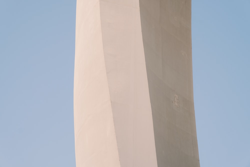 Edificio de hormigón beige bajo el cielo azul durante el día