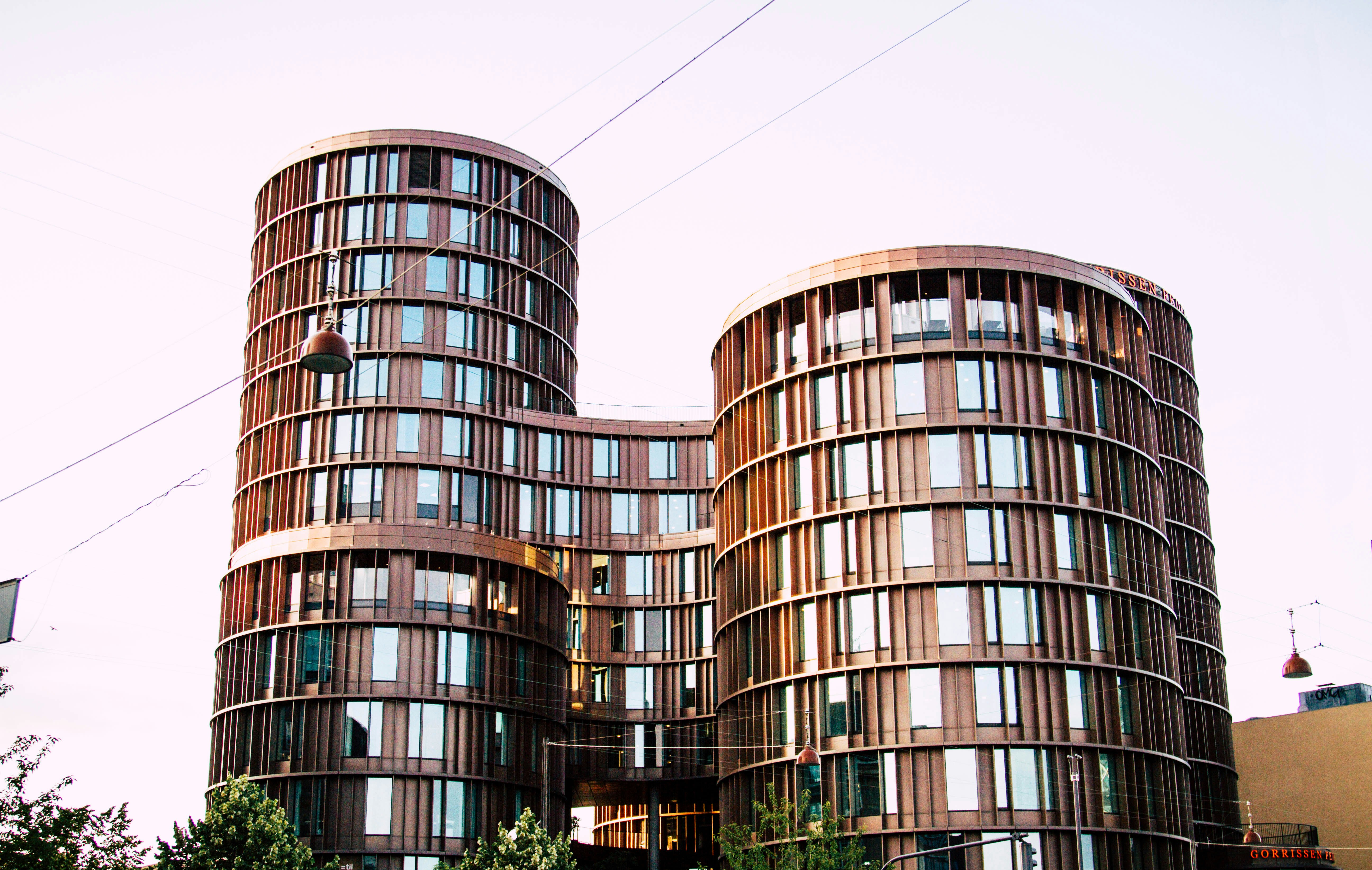 un paio di edifici che sono uno accanto all'altro