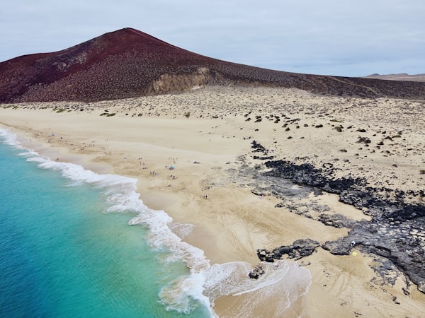 Paisaje volcánico de Lanzarote con viñedos y montañas de las Islas Canarias