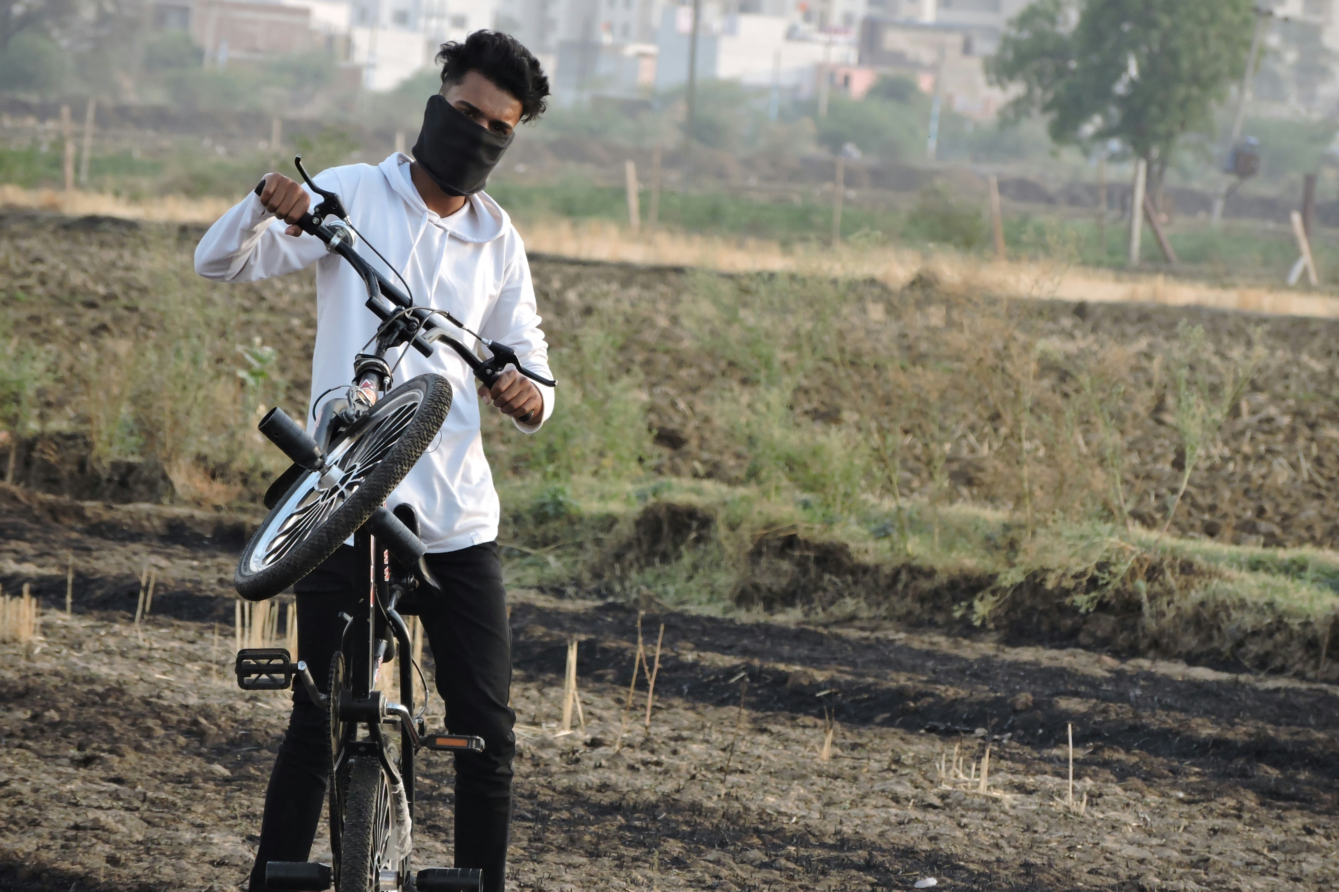 एक युवा नेता मंच पर माइक के सामने पूरे आत्मविश्वास से बोल रही है, उसके पीछे एक बड़ी भीड़ उसका समर्थन कर रही है।