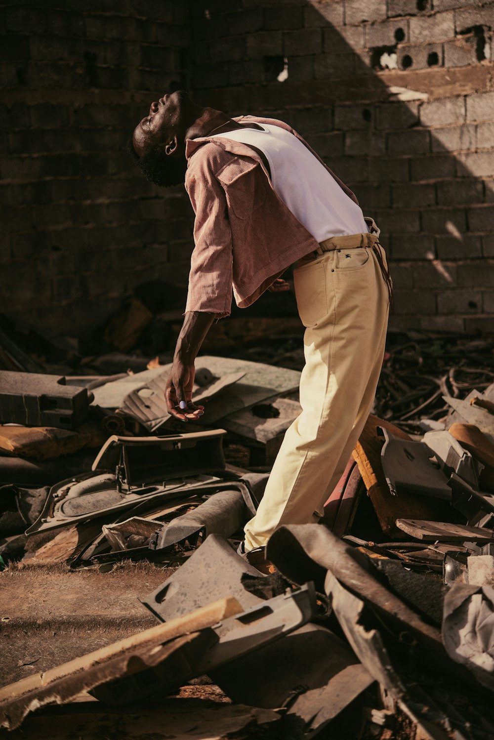 Ein Mann steht auf einem Trümmerhaufen