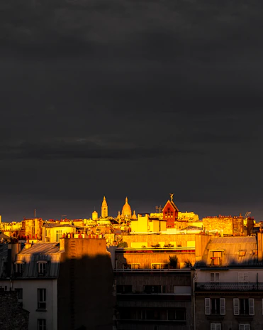 Montreal skyline at dusk with subtle gold light accents, reflecting the agency’s premium vibe.