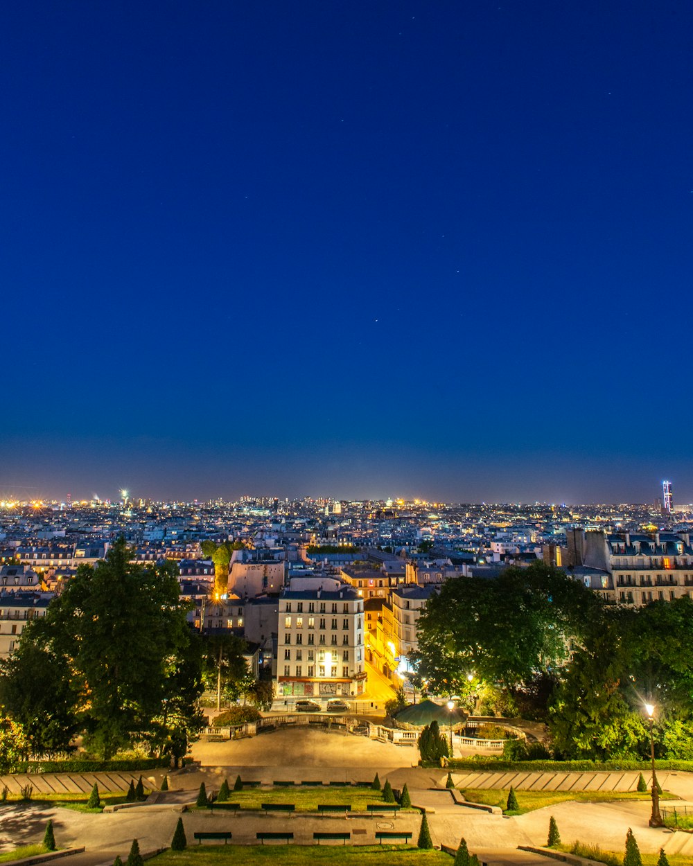 città con grattacieli durante la notte