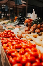 Tomates rouges et jaunes sur une caisse en bois marron