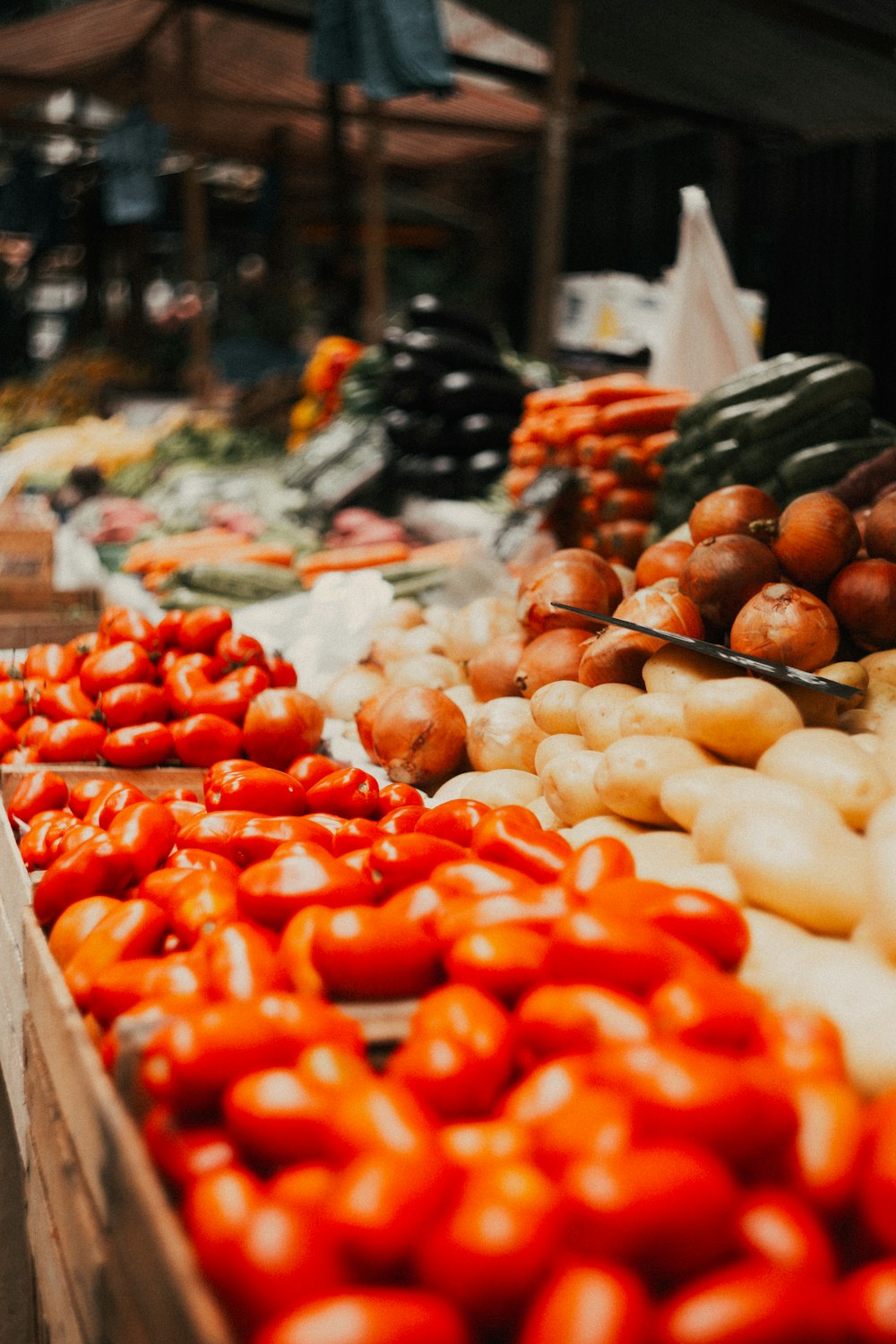 rote und gelbe Tomaten auf brauner Holzkiste