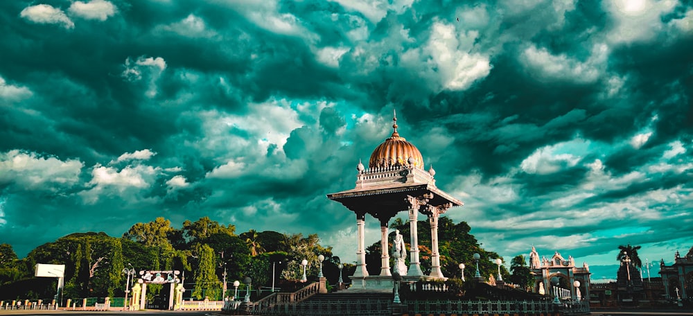 Edificio de cúpula blanca y marrón bajo cielo azul