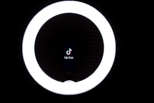 Il logo di TikTok al centro di una luce anulare.