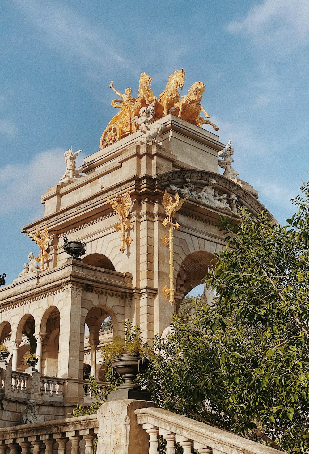 Edificio de hormigón blanco y dorado