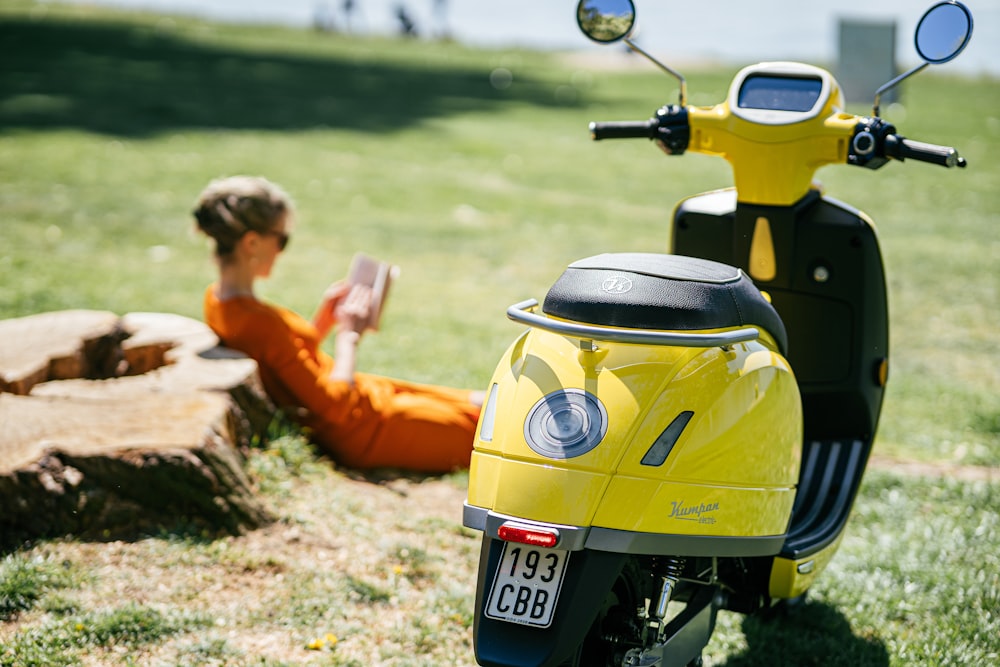 Mann im orangefarbenen Hemd fährt tagsüber gelbes Motorrad