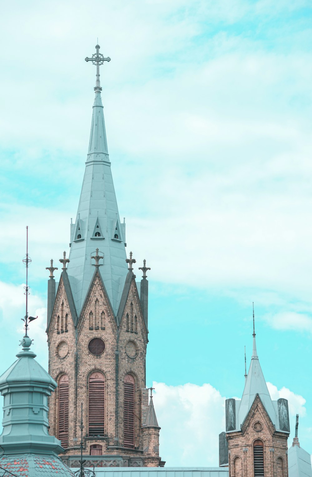 Braun-weiße Betonkirche unter blauem Himmel tagsüber