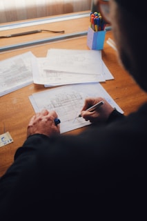 personne qui contrôle un plan et le modifie
