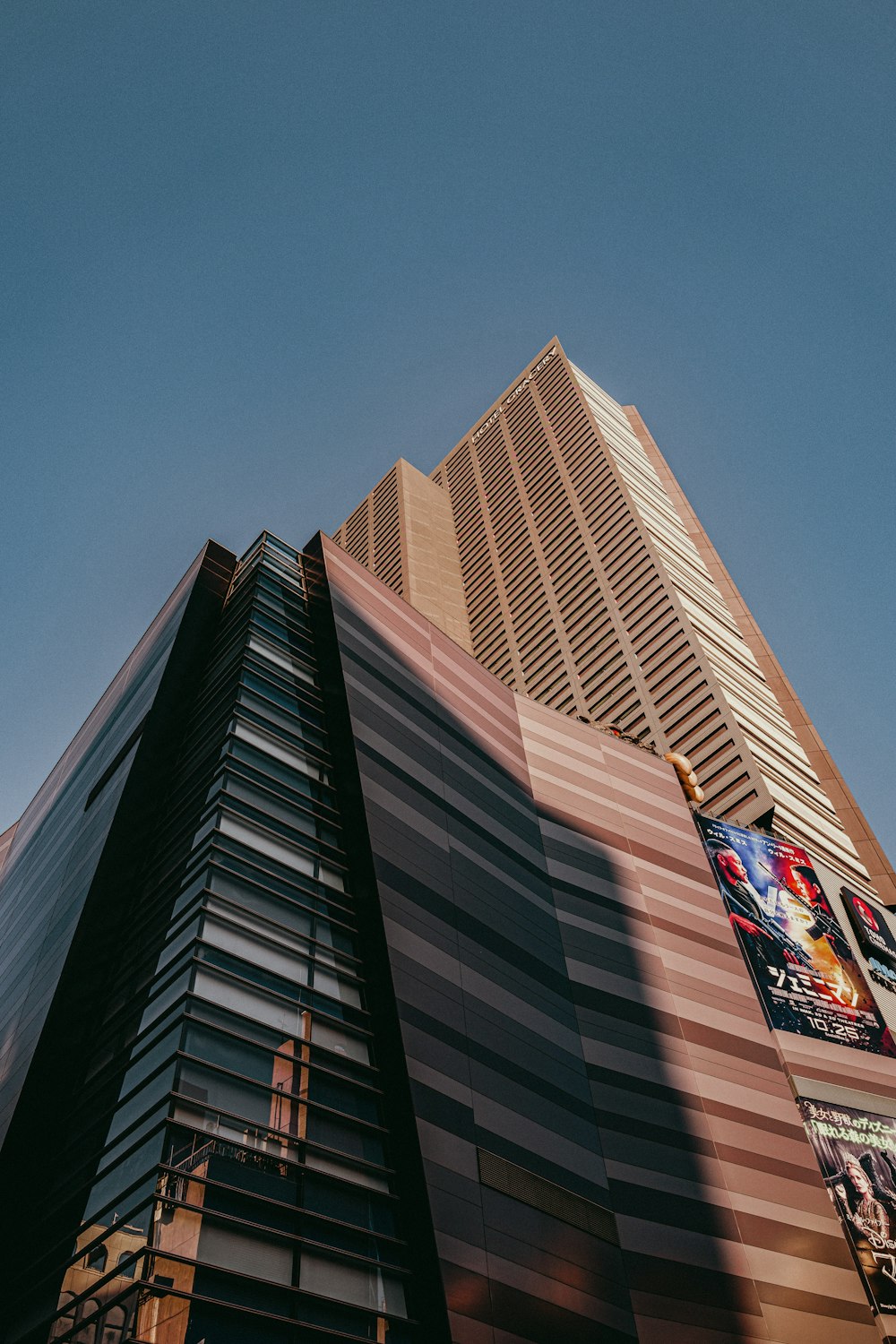 Edificio de hormigón marrón y blanco durante el día