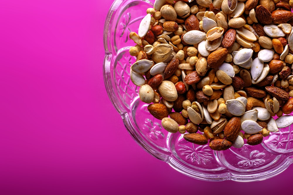 Nueces de almendras doradas en un recipiente de vidrio transparente