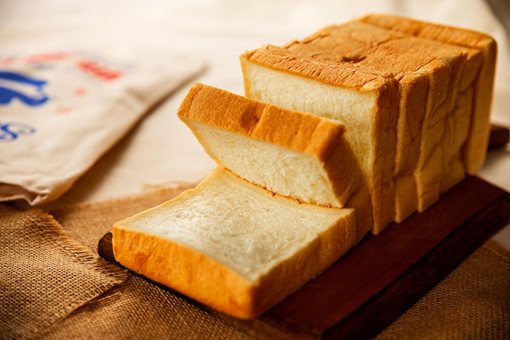 Schwarzbrot auf braunem Holztablett