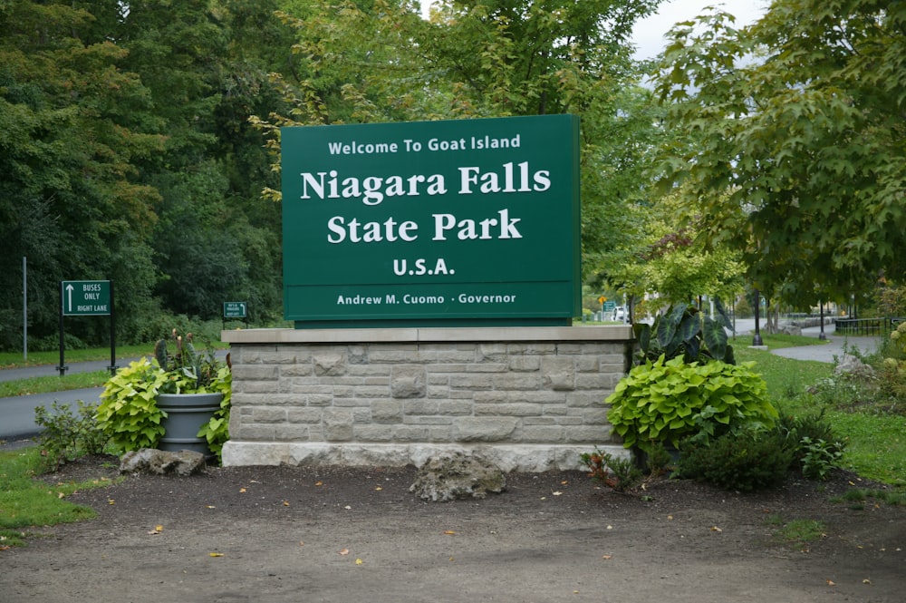 Un panneau de bienvenue pour le parc d’État de Niagara Falls