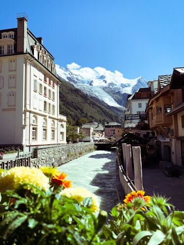 Chamonix-Mont-Blanc — vue sur la ville et la rivière