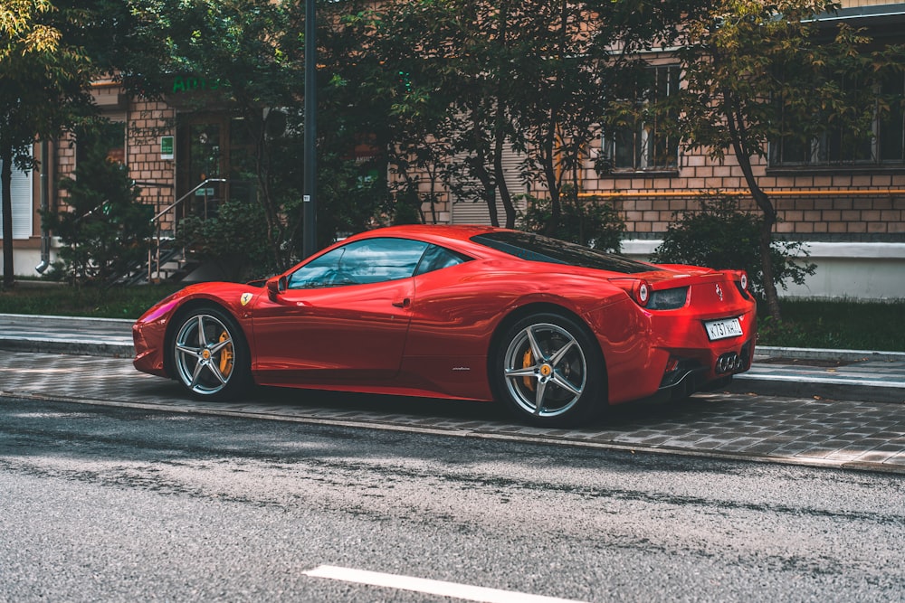 Ferrari 458 Italia rossa parcheggiata sul ciglio della strada durante il giorno