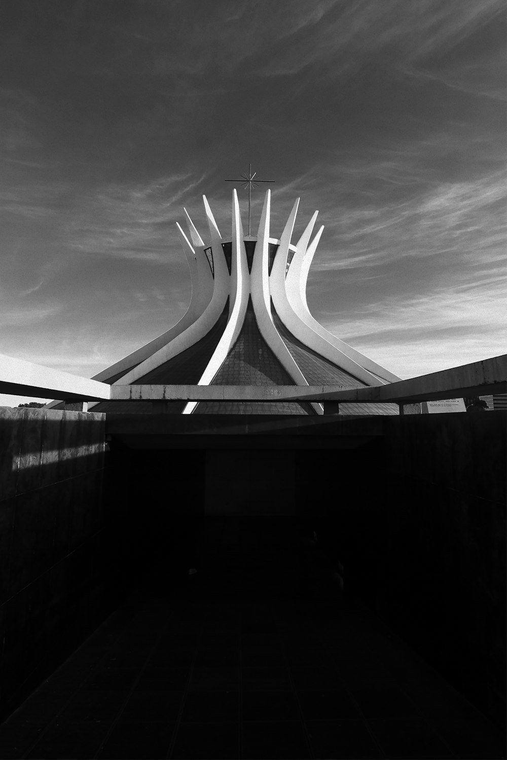 Foto en escala de grises de un edificio