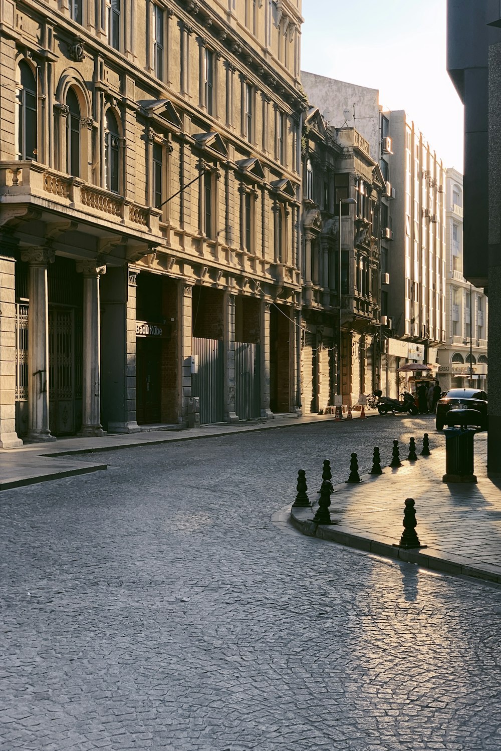 les gens qui marchent sur le trottoir près de l’immeuble pendant la journée