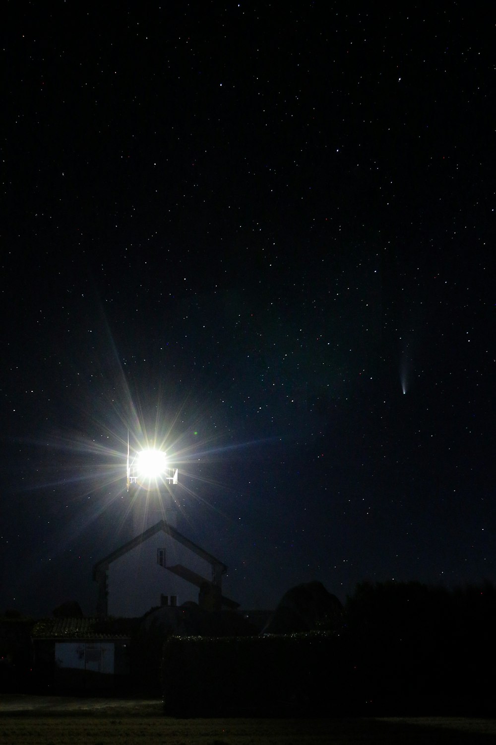 Silueta de la casa bajo el cielo azul durante la noche