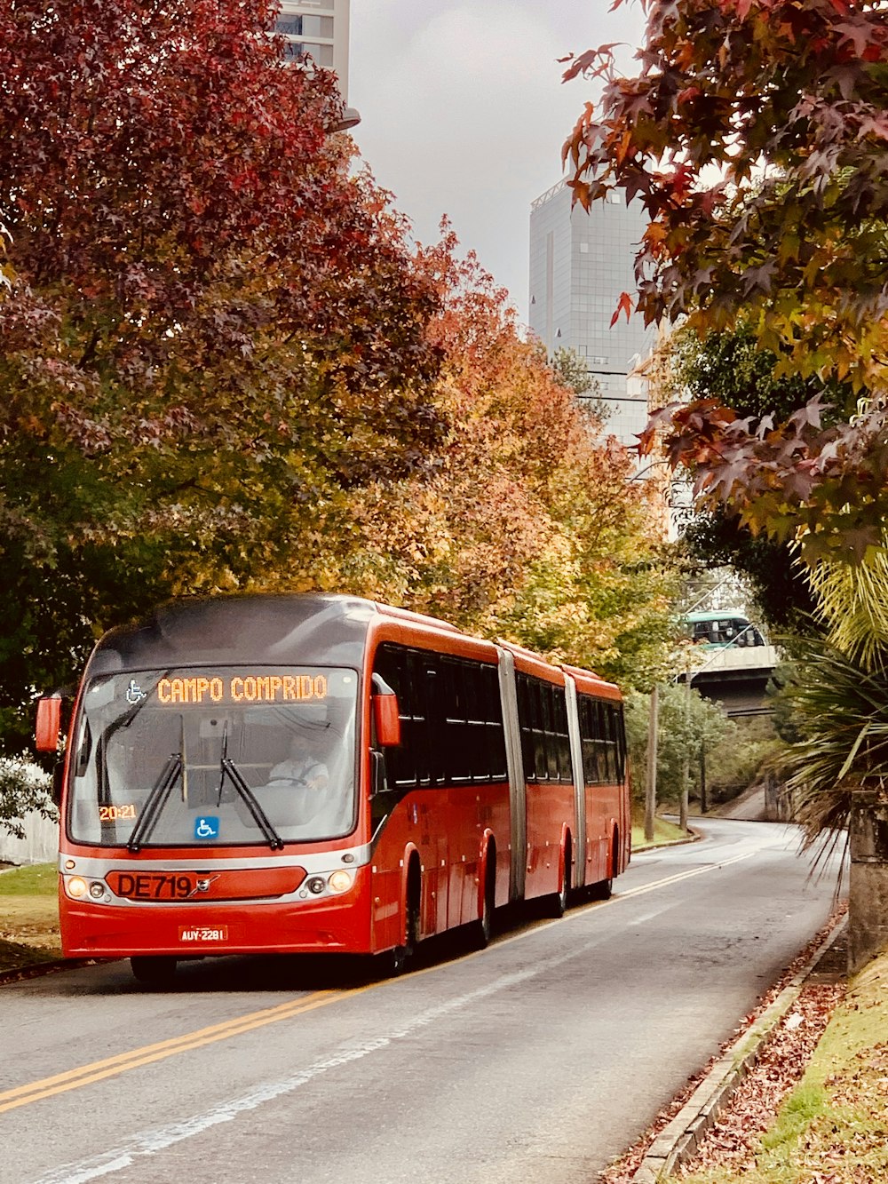 Roter Doppeldeckerbus tagsüber unterwegs