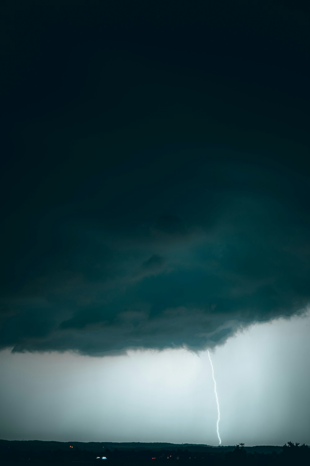 Weiße Wolken und blauer Himmel