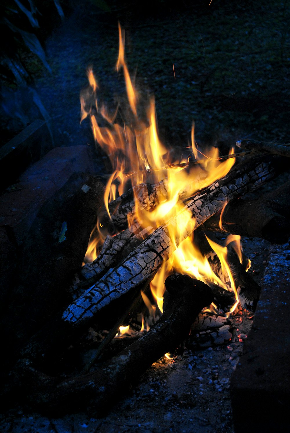 Brennen von Holz auf Feuerstelle